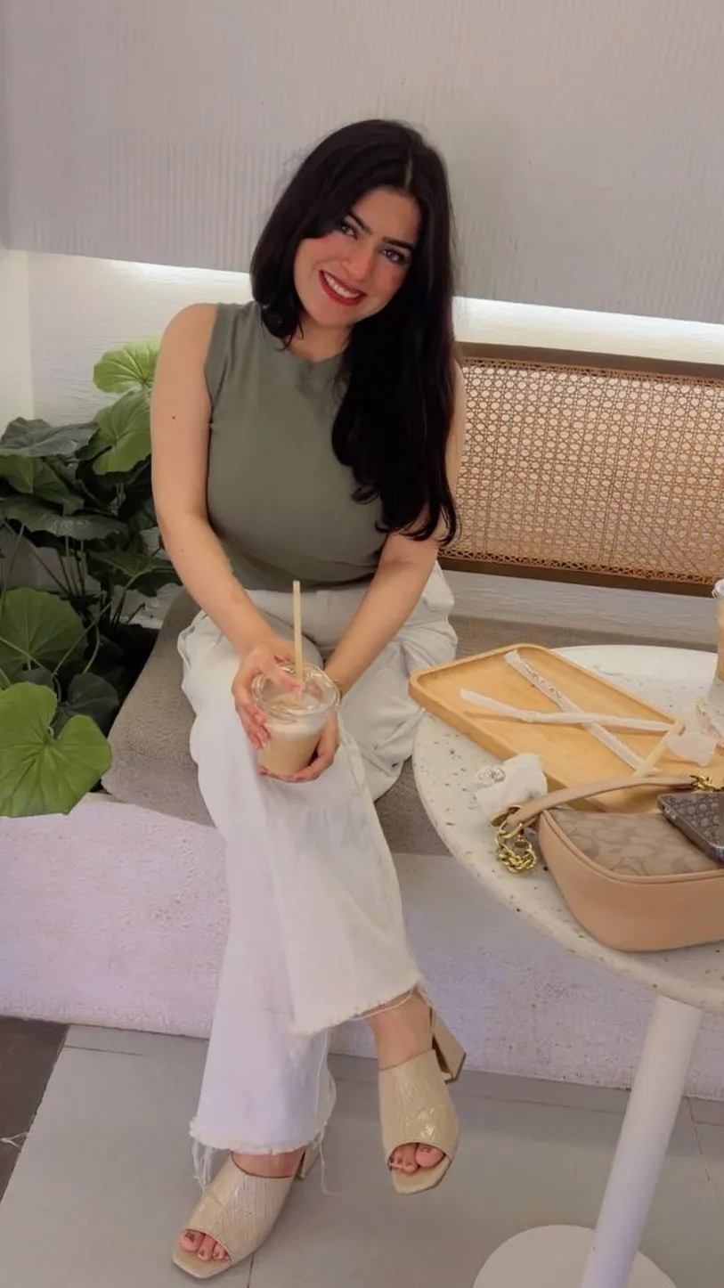 Ana - Red dress / flowers