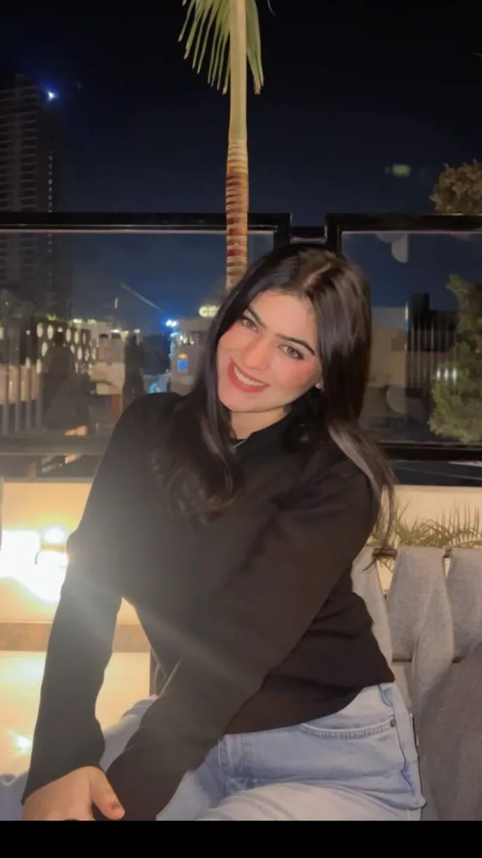 Ana - Red sweater / café